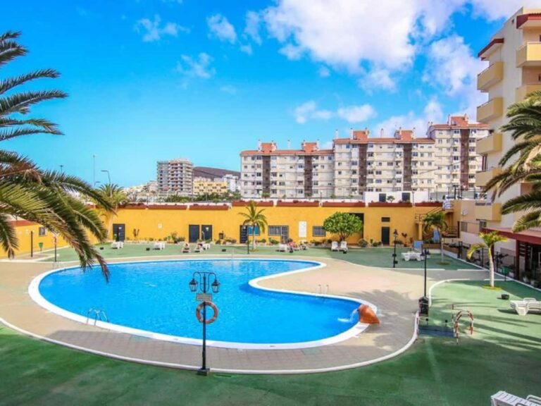 Junto al mar · Piscina